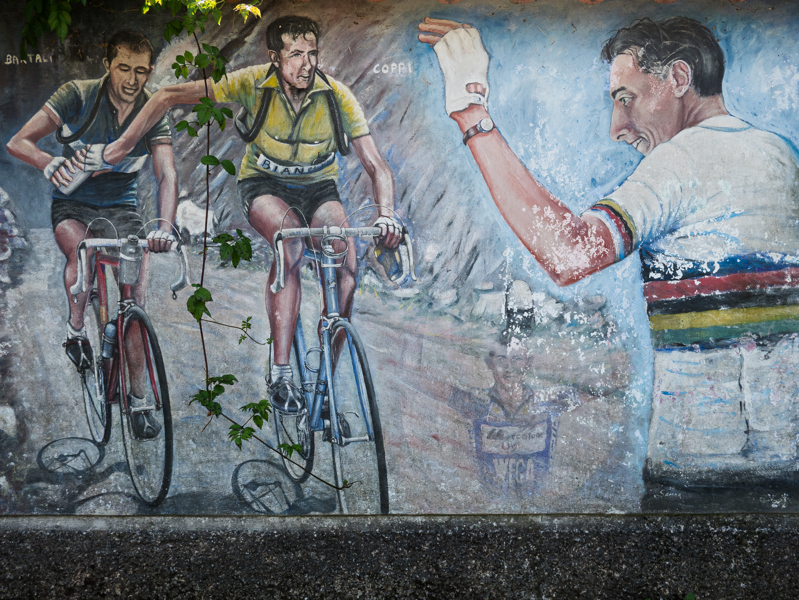 Detail des Wandbilds – die legendäre Flaschenübergabe zwischen Bartali und Coppi